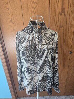 Express Black & White Abstract Blouse NWT Size Small